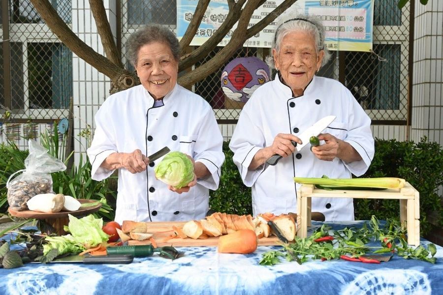 社區長輩穿上主廚服準備健康料理